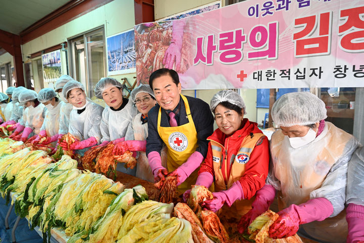 [창녕=뉴시스] 성낙인 군수와 대한적십자사 봉사회 창녕군협의회 회원들이 사랑의 김장 나눔행사를 하고 있다. (사진= 창녕군 제공) 2025.12.03. photo@newsis.com *재판매 및 DB 금지