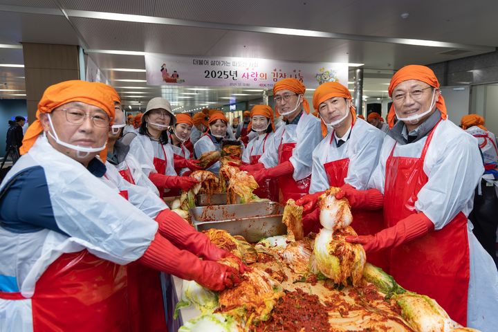 [김천=뉴시스] 김장 김치 나눔 행사. (사진=한국도로공사 제공) 2025.12.03 photo@newsis.com *재판매 및 DB 금지