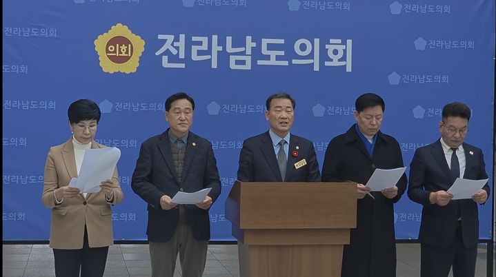 [무안=뉴시스] 전남도의회 동부권 출신 의원들이 3일 오후 전남도 동부지역본부에서 2차 공공기관 이전 대상지에 전남 동부권을 포함시켜야 한다는 내용의 기자회견을 열고 있다. (사진 = 전남도의회 제공). 2025.12.03. photo@newsis.com *재판매 및 DB 금지
