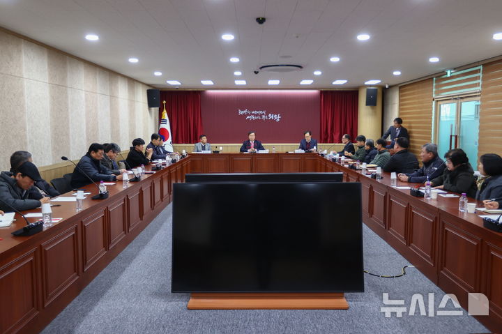 [의왕=뉴시스] 의왕시가 관내 공공주택지구 개발과 관련해 주민 간담회를 열고 있다. (사진=의왕시 제공).2025.12.03.photo@newsis.com 