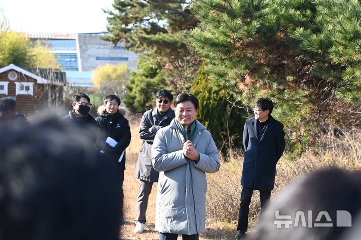 [부천=뉴시스]정일형 기자= 조용익 시장이 지난 2일 상동 영상문화단지에서 열린 '틈만나면, 현장속으로' 에 참석해 파크골프장 조성 계획을 밝히고 있다.(사진=부천시 제공)