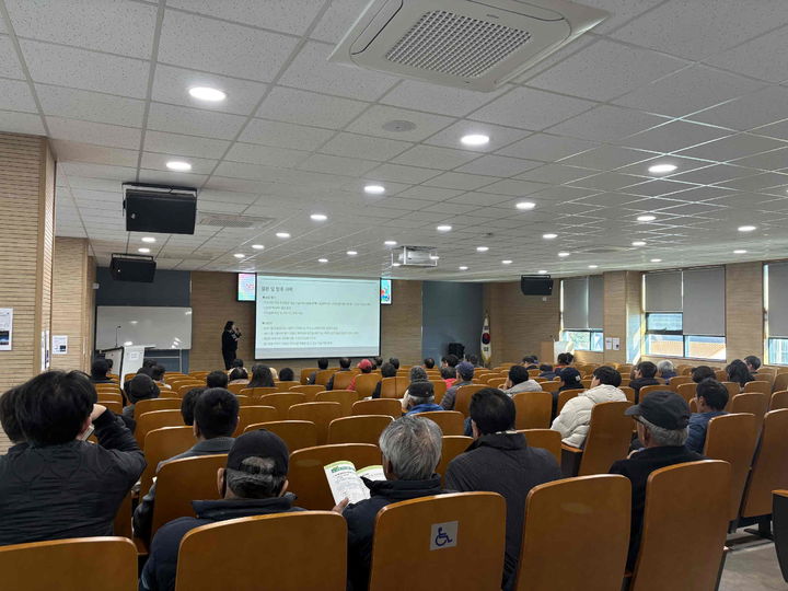 [밀양=뉴시스] 농업인교육관에서 신기술보급 시범사업 평가회를 하고 있다. (사진= 밀양시 제공) 2025.11.03. photo@newsis.com *재판매 및 DB 금지