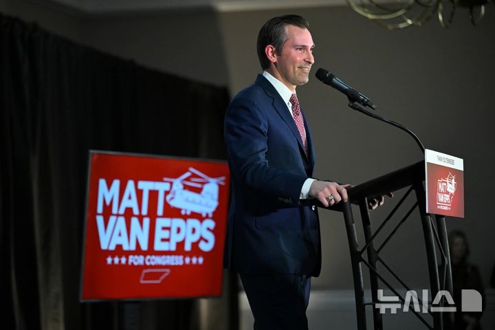 [테네시=AP/뉴시스]맷 밴엡스 공화당 하원의원 후보가 2일(현지 시간) 테네시주 제7구 하원의원 보궐선거에서 당선됐다. 2025.12.03.