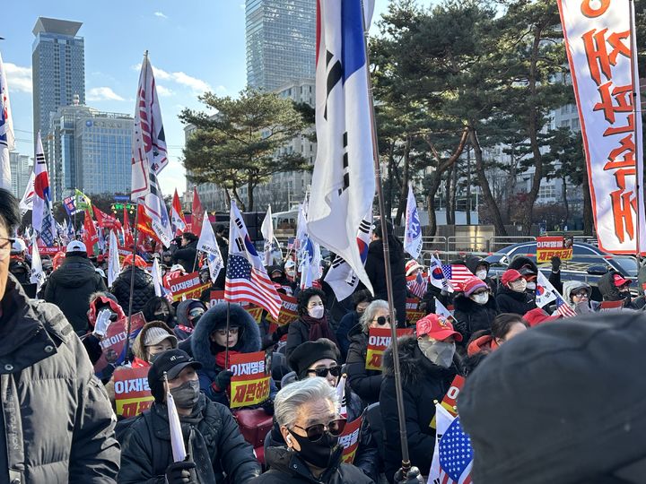 [서울=뉴시스] 보수단체 신자유연대가 12.3 비상계염 1년을 맞은 3일 서울 영등포구 국회의사당역 3번 출구 인근에서 이재명 정부를 규탄하는 집회를 열었다.2025.12.03. photo@newsis.com *재판매 및 DB 금지
