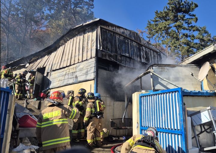 [부산=뉴시스] 3일 오전 11시14분께 부산 기장군의 한 창고에서 원인이 밝혀지지 않은 불이 났다. (사진=부산소방재난본부 제공) 2025.12.03. photo@newsis.com *재판매 및 DB 금지