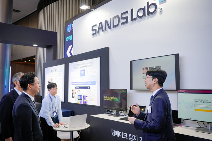 [서울=뉴시스] 샌즈랩이 지난 1일부터 양일간 서울 코엑스에서 열린 '2025 ACDC(인공지능 해킹방어 대회)'에 참가해 딥페이크 탐지·분석 기술을 활용한 AI 에이전트를 선보였다고 3일 밝혔다. (사진=샌즈랩 제공) *재판매 및 DB 금지