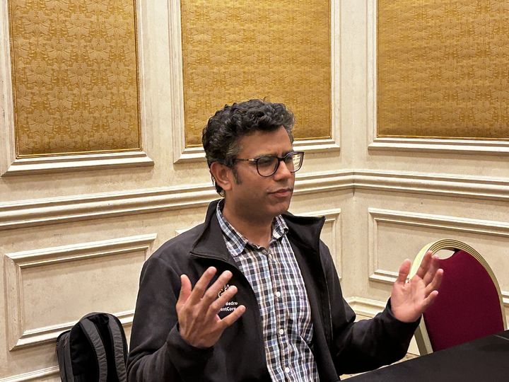 마두 파르타사라시 AWS 에이전틱 AI 총괄 디렉터가 미국 라스베이거스에서 열리고 있는 연례 기술 행사 AWS 리인벤트 현장에서 에이전트코어 신기능에 대해 설명하고 있다(사진=송혜리 기자) *재판매 및 DB 금지