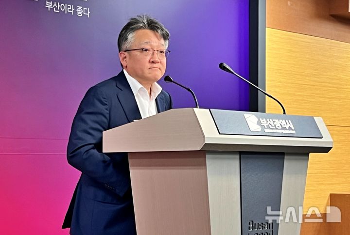 [부산=뉴시스] 원동화 기자 = 김경태 부산시 기획조정실장이 3일 부산시청에서 내년도 국비 확보에 대한 설명을 하고 있다. 2025.12.03. dhwon@newsis.com