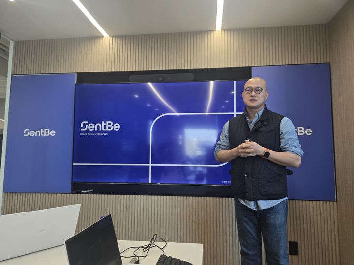 [서울=뉴시스] 최성욱 센트비 대표가 3일 여의도 센트비 본사에서 '라운드테이블 미팅'을 개최하고 스테이블코인 사업 방향성을 설명하고 있다. (사진=권안나 기자) 2025.12.02. mymmnr@newsis.com *재판매 및 DB 금지