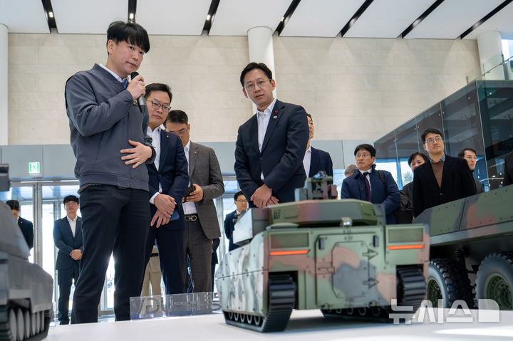 [서울=뉴시스]배경훈 부총리 겸 과학기술정보통신부 장관이 3일 오후 대전광역시 유성구 한화에어로스페이스 대전R&D캠퍼스를 방문해 한화에어로스페이스 및 한화시스템 연구개발 전시물을 살펴보고 주요연구개발 성과에 대한 설명을 듣고 있다. (사진=한화에어로스페이스 제공)