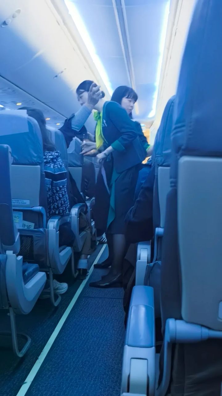 [서울=뉴시스] 여자친구 옆에 앉겠다며 소란 피우는 승객을 승무원이 설득하고 있다. (사진출처: 더선 캡처) 2025.12.03.