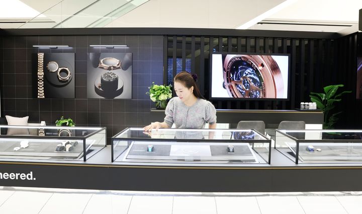 [대구=뉴시스] 대구 신세계백화점은 스위스 럭셔리 워치 브랜드 IWC 샤프하우젠 대표 컬렉션 '인제니어'를 테마로 한 팝업 스토어를 진행한다. (사진 = 대구 신세계백화점 제공) 2025.12.03. photo@newsis.com *재판매 및 DB 금지