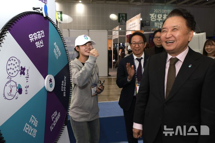 김영환 충북지사가 3일 청주 오스코에서 개막한 2025 정부혁신 박람회 충북 특별전시관을 둘러보고 있다. (사진=충북도 제공) *재판매 및 DB 금지