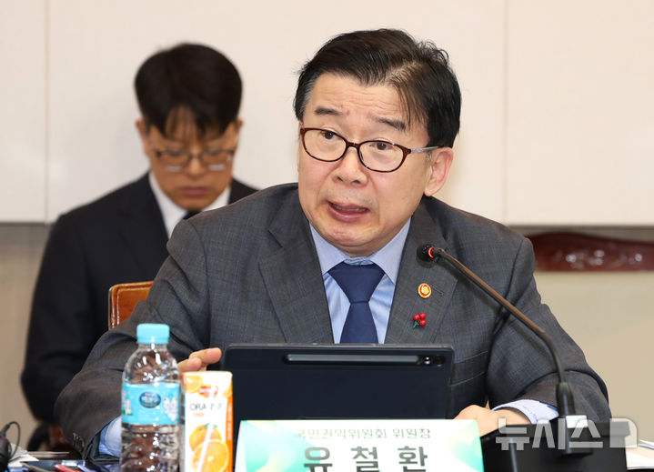 [서울=뉴시스] 유철환 국민권익위원장이 3일 서울 종로구 정부서울청사에서 열린 2025 국민생각함 정책 아이디어 공모전 시상식에서 인사말을 하고 있다. (사진=권익위 제공)