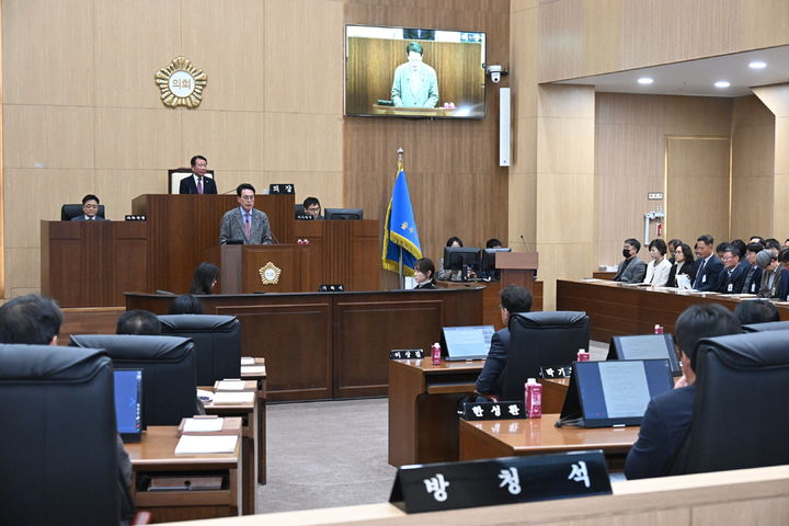 [울산=뉴시스] 울산 울주군의회(의장 최길영)는 3일 의사당 본회의장에서 제242회 제2차 정례회 제2차 본회의를 열고, 1조3704억원 규모의 2025년도 제3회 추가경정예산안을 확정했다고 밝혔다. (사진= 울주군의회 제공) 2025.12.03.photo@newsis.com *재판매 및 DB 금지