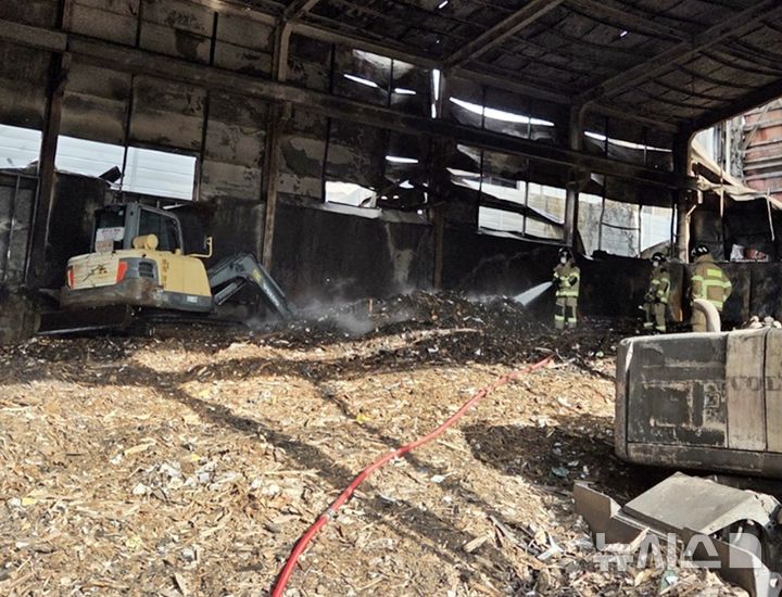 [제주=뉴시스] 3일 오전 서귀포시 토평동 소재 야적장에서 소방당국이 잔불 제거 작업을 벌이고 있다. (사진=제주소방안전본부 제공) 2025.12.03. photo@newsis.com