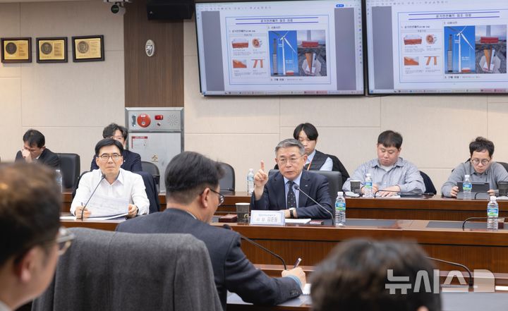[세종=뉴시스]한국남부발전은 3일 CEO 주재로 부산 본사에서 동계 풍력설비 안전·재난 대책회의를 실시했다.(사진=남부발전 제공)