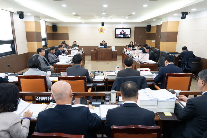 [인천=뉴시스] 2일 인천시의회 교육위원회 회의실에서 열린 제305회 인천시의회 제2차 정례회 제7차 교육위원회에서 의원들이 예산안 심의를 하고 있다. (사진=인천시의회 제공) 2025.12.03. photo@newsis.com *재판매 및 DB 금지