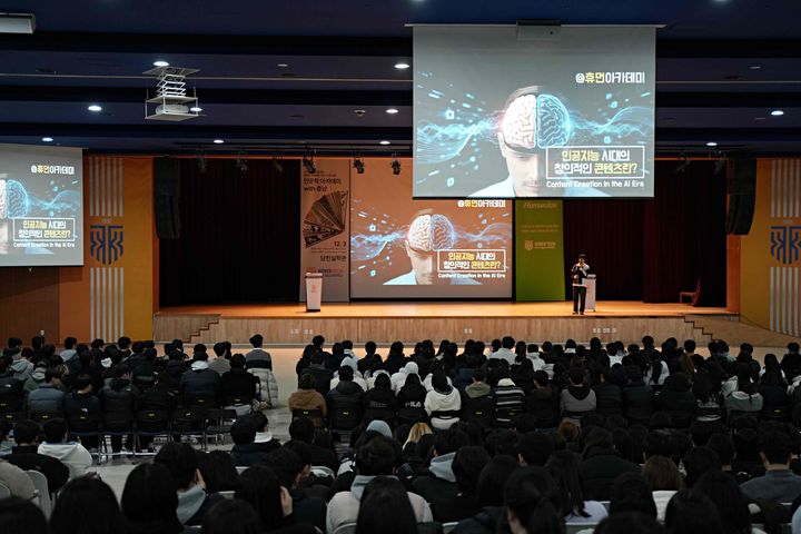 [천안=뉴시스] 한국기술교육대 '인문학 아카데미 with 충남'에서 과학커뮤니케이터 궤도가 강연 중이다.(사진=한국기술교육대학 제공). 2025.12.03. photo@newsis.com. *재판매 및 DB 금지