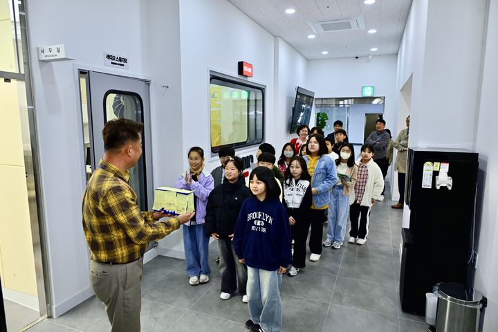 [속초=뉴시스] 속초미디어센터를 방문해 견학중인 초등학교 학생들 모습.(사진=속초시 제공)photo@newsis.com *재판매 및 DB 금지