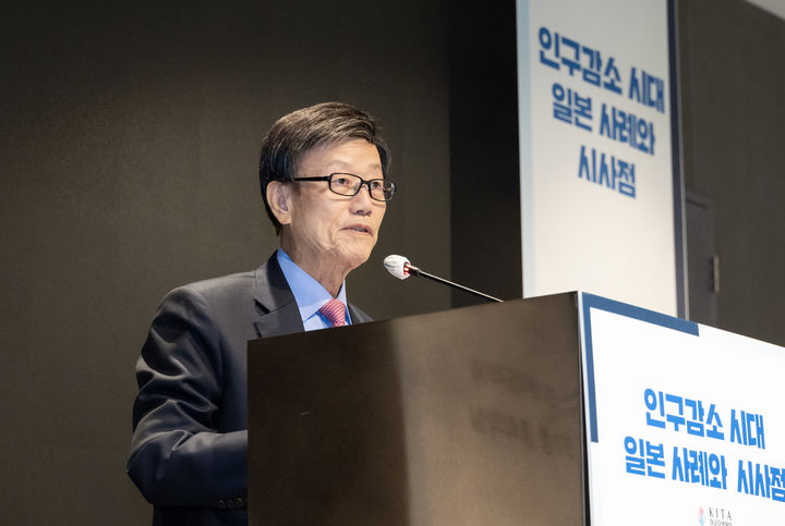 [서울=뉴시스] 한국무역협회(KITA)가 3일 서울 강남구 삼성동 트레이드타워에서 개최한 '인구감소 시대 일본 사례와 시사점' 세미나에서 윤진식 한국무역협회 회장이 개회사를 하고 있다. (사진=한국무역협회 제공) 2025.12.03 photo@newsis.com *재판매 및 DB 금지