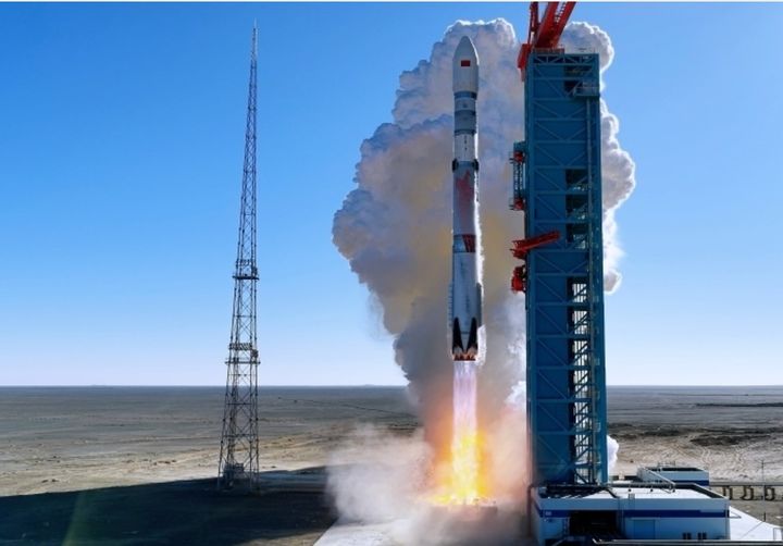 스타링크 ‘궤도 과다 점유’ 비난하더니…中, 위성 20만개 발사 신청