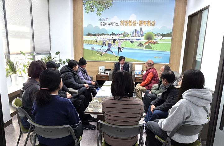 [횡성=뉴시스] 김 군수와 경험을 나누고 감사의 뜻을 전하고 있다. (사진=횡성군 제공)2025.12.03.photo@newsis.com *재판매 및 DB 금지