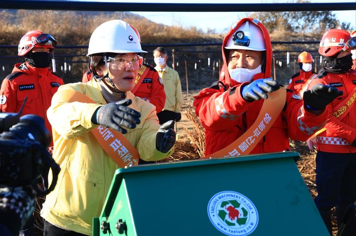 [세종=뉴시스] 농림축산식품부는 송미령 장관이 3일 경북 안동시 임하면 일대를 방문해 산불 예방을 위한 영농부산물 파쇄 지원 및 산불 피해를 입은 축사 복구 현장을 점검했다고 밝혔다. (사진=농식품부 제공) 2025.12.03. photo@newis.com *재판매 및 DB 금지