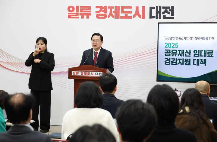 [대전=뉴시스]이장우 대전시장이 3일 대전시청 브리핑실에서 내년도 국비확보와 관련해 설명하고 있다. (사진=대전시 제공) 2025. 12. 03 photo@newsis.com *재판매 및 DB 금지