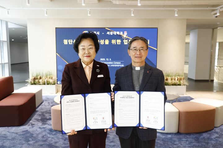 [서울=뉴시스] 김경희 이천시장(왼쪽)과 심종혁 서강대 총장이 업무협약식에서 기념사진을 촬영하고 있다. (사진=서강대 제공) 2025.12.03. photo@newsis.com *재판매 및 DB 금지