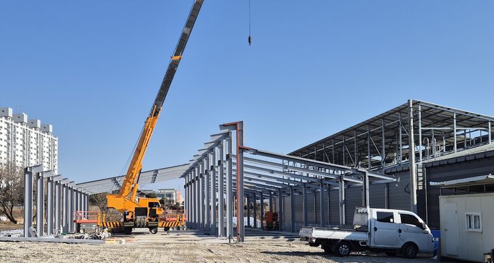 [제천=뉴시스] 신축 중인 제천 잎담배 공동 건조시설. (사진=제천시 제공) 2025.12.03. photo@newsis.com&nbsp; *재판매 및 DB 금지