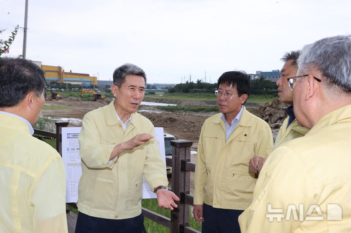 [포항=뉴시스] 송종욱 기자 = 이강덕 포항시장과 직원들이 재난에 대비해 사전 현장 점검 모습. 2025.12.03. photo@newsis.com