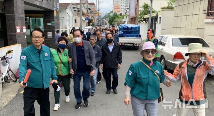 [포항=뉴시스] 송종욱 기자 = 포항시 재난을 대비한 주민 대피 훈련 모습. 2025.12.03. photo@newsis.com