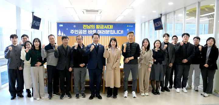 [무안=뉴시스] 김영록 전남지사가 3일 청사 구내식당에서 6급 이하 직원들과 오찬 간담회를 가진 뒤 기념촬영을 하고 있다. (사진 = 전남도 제공). 2025.12.03. photo@newsis.com *재판매 및 DB 금지