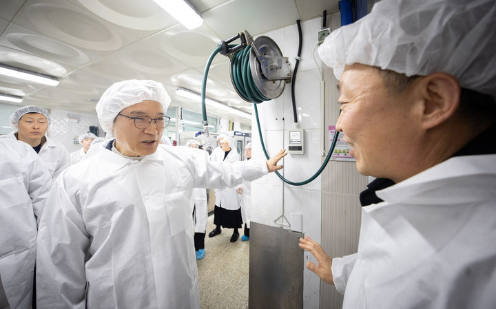 [수원=뉴시스] 임태희 경기도교육감이 3일 평택 이충고등학교 급식실을 방문해 경기도형 환기설비 시스템을 살펴보고 있다. 도교육청은 2033년까지 전체 2480개교에 경기도형 환기설비를 구축해 급식 근로자의 안전한 근무 환경을 조성할 계획이다. (사진=경기도교육청 제공) 2025.12.03. photo@newsis.com *재판매 및 DB 금지