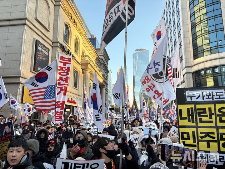 [서울=뉴시스]권민지 수습기자=보수 성향 단체인 자유대학은 이날 오후 4시부터 여의도 국민의힘 당사 앞에서 '계엄 사과 반대' 집회를 열었다. 2025.12.03 ming@newsis.com