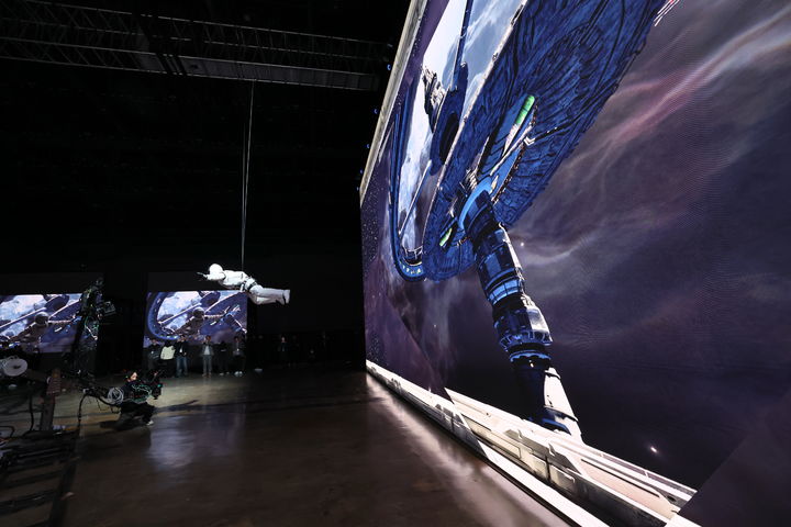 3일 대전광역시 유성구 스튜디오큐브에서 열린 버추얼 스튜디오 개관식에서 '인-카메라 브이엑프엑스(ICVFX)' 기술 시연이 이뤄지고 있다. 우주인이 떠있고, 그의 오른편에 우주 가상 화면이 펼쳐지고 있다. 왼쪽 TV 화면에는 촬영과 가상화면이 동시에 구현된 장면이 나오고 있다. (사진=문화체육관광부 제공) *재판매 및 DB 금지