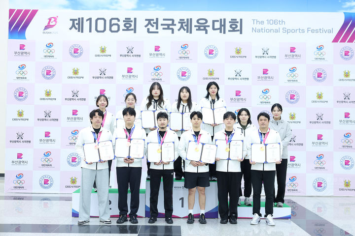 [서산=뉴시스] 지난 10월21일 충남 서산시청 사격팀이 부산시에서 열린 제106회 전국체육대회 메달 획득을 기념해 단체 사진을 찍고 있다. (사진=서산시 제공) 2025.12.03. photo@newsis.com *재판매 및 DB 금지