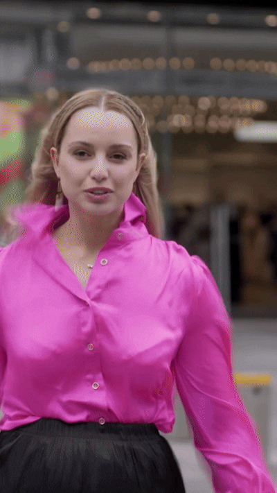 [뉴시스] 뉴질랜드 오클랜드 중심업무지구에서 시사 프로그램 방송 촬영를 하던 마오리TV 소속 여기자 제시카 타이슨이 얼굴로 날아든 갈매기와 부딪히는 모습. (영상=제시카 타이슨 인스타그램) 2025.12.3 *재판매 및 DB 금지 *재판매 및 DB 금지