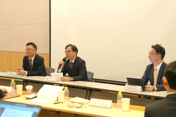 [세종=뉴시스] 법무법인 화우와 한국경제인협회는 3일 'CVC 제도 개선 방안' 세미나를 개최했다. (사진=화우 제공) 2025.12.03. photo@newsis.com *재판매 및 DB 금지