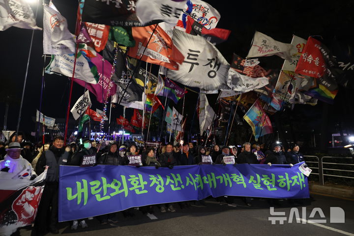 [서울=뉴시스] 조성봉 기자 = 3일 오후 서울 여의도 국회 앞에서 열린 '12.3 내란외환 청산과 종식, 사회대개혁 시민대행진'에서 시민들이 행진을 하고 있다. 2025.12.03. suncho21@newsis.com
