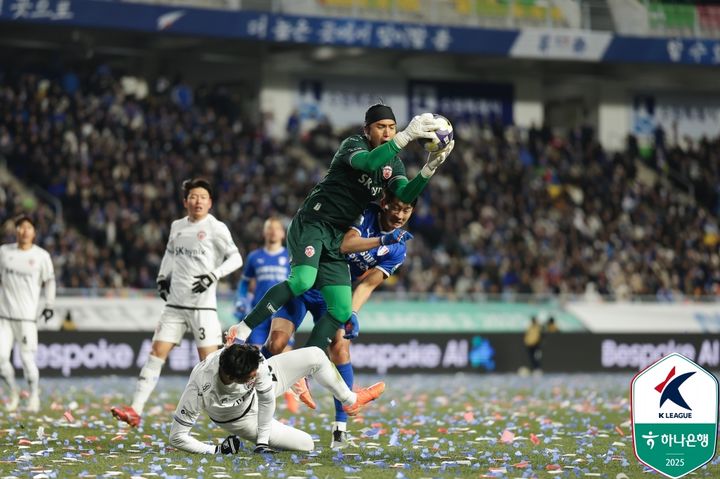 [서울=뉴시스]제주 김동준 골키퍼. (사진=한국프로축구연맹 제공)