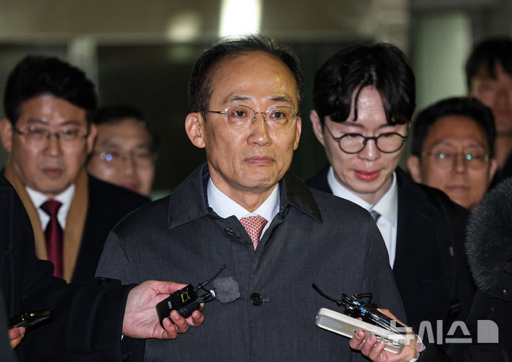 [서울=뉴시스] 정병혁 기자 = 국회의 12·3 비상계엄 해제 의결 방해 의혹을 받는 추경호 전 국민의힘 원내대표가 지난 2일 서울 서초구 서울중앙지방법원에서 열린 영장실질심사를 마친 뒤 법원을 나오고 있다. (공동취재) 2025.12.03. photo@newsis.com