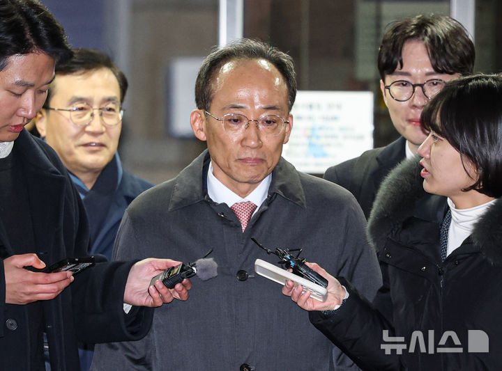 [서울=뉴시스] 정병혁 기자 = 국회의 12·3 비상계엄 해제 의결 방해 의혹을 받는 추경호 전 국민의힘 원내대표가 지난해 12월2일 서울 서초구 서울중앙지방법원에서 열린 영장실질심사를 마친 뒤 법원을 나오고 있다. (공동취재) 2026.02.20. photo@newsis.com