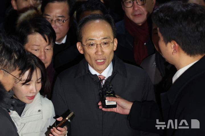 [의왕=뉴시스] 권창회 기자 = 국회의 12·3 비상계엄 해제 의결 방해 의혹을 받는 추경호 전 국민의힘 원내대표가 3일 오전 영장이 기각돼 경기 의왕시 서울구치소를 나서고 있다. 2025.12.03. kch0523@newsis.com