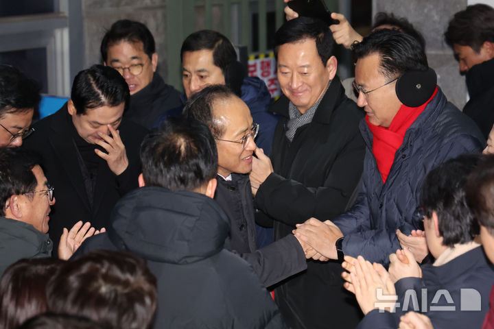 [의왕=뉴시스] 권창회 기자 = 국회의 12·3 비상계엄 해제 의결 방해 의혹을 받는 추경호 전 국민의힘 원내대표가 3일 오전 영장이 기각돼 경기 의왕시 서울구치소를 나서며 의원들과 인사하고 있다. 2025.12.03. kch0523@newsis.com