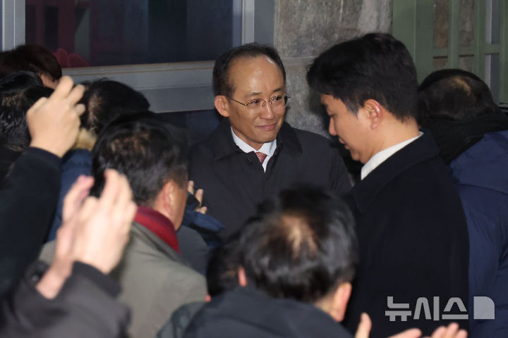 [의왕=뉴시스] 권창회 기자 = 국회의 12·3 비상계엄 해제 의결 방해 의혹을 받는 추경호 전 국민의힘 원내대표가 3일 오전 영장이 기각돼 경기 의왕시 서울구치소를 나서고 있다. 2025.12.03. kch0523@newsis.com