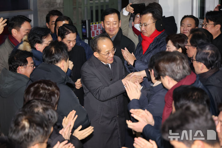 [의왕=뉴시스] 권창회 기자 = 국회의 12·3 비상계엄 해제 의결 방해 의혹을 받는 추경호 전 국민의힘 원내대표가 3일 오전 영장이 기각돼 경기 의왕시 서울구치소를 나서며 의원들과 인사하고 있다. 2025.12.03. kch0523@newsis.com