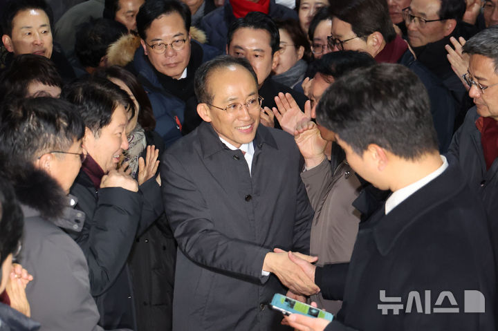 [의왕=뉴시스] 권창회 기자 = 국회의 12·3 비상계엄 해제 의결 방해 의혹을 받는 추경호 전 국민의힘 원내대표가 3일 오전 영장이 기각돼 경기 의왕시 서울구치소를 나서며 의원들과 인사하고 있다. 2025.12.03. kch0523@newsis.com