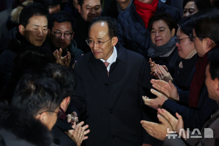 [의왕=뉴시스] 권창회 기자 = 국회의 12·3 비상계엄 해제 의결 방해 의혹을 받는 추경호 전 국민의힘 원내대표가 3일 오전 영장이 기각돼 경기 의왕시 서울구치소를 나서며 의원들과 인사하고 있다. 2025.12.03. kch0523@newsis.com